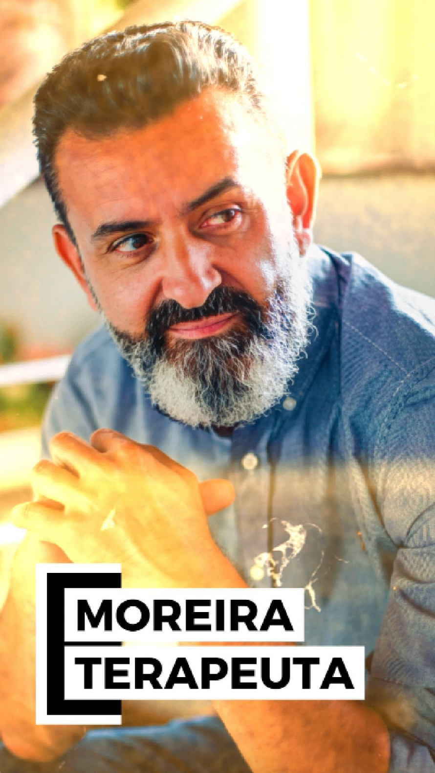 Retrato editorial de Moreira, terapeuta, com selo 'Moreira Terapeuta'